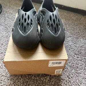 Yeezy Foam RNNR size 13k kids